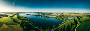 Blick auf den Altmühlsee mit der Vogelinsel kurz nach Sonnenaufgang, Gunzenhausen, Franken, Bayern, Deutschland, Europa Blick auf den Altmühlsee mit der Vogelinsel kurz nach Sonnenaufgang, Gunzenhausen, Franken, Bayern, Deutschland, Europa